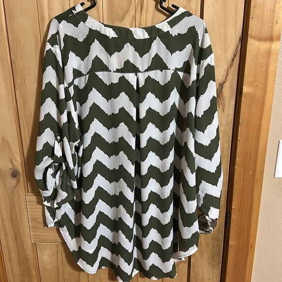 Catos  Green and White Zigzag Women's blouse Top - Picture 4 of 5
